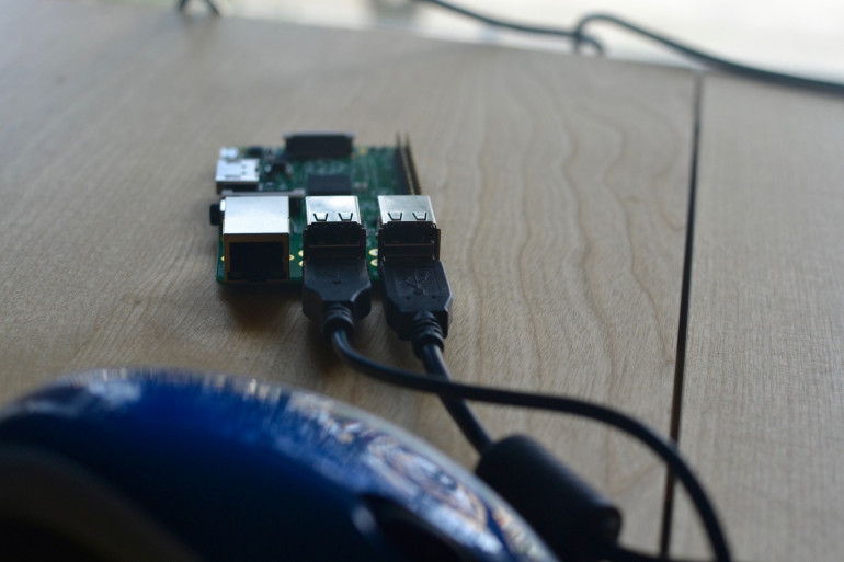 Klawiatura i mysz podłączona do portów USB