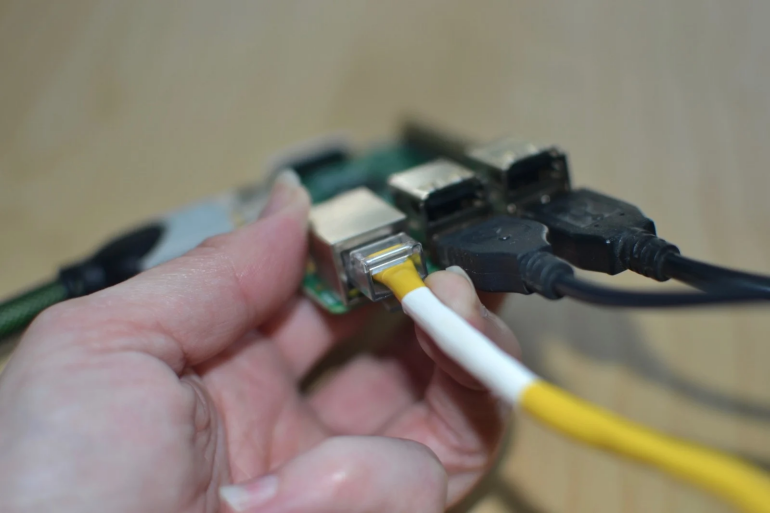 Przewód sieciowy z routera lub huba (switcha) podłączamy do złącza ethernet na płytce Raspberry Pi
