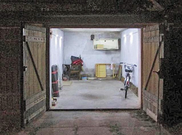 Oświetlony garaż