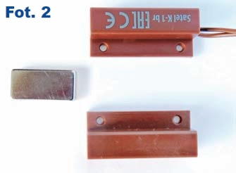 Fot.2 Kontaktron razem z dedykowanym magnesem oraz dodatkowo mały magnes neodymowy