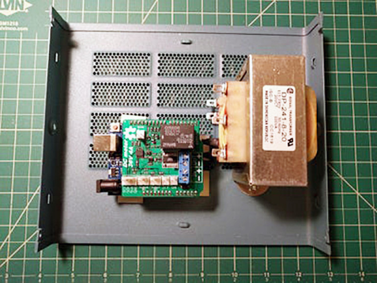 Arduino Uno z shieldem i transformatorem przymocowane do obudowy
