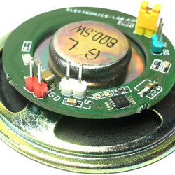 Mini głośnik dołączany do wzmacniacza audio przy użyciu TS4871