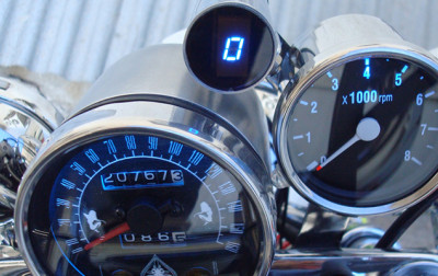 Motocyklowy uniwersalny wskaźnik biegów