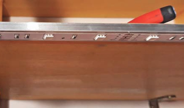 Budowa układu do transmisji danych za pomocą barwy światła