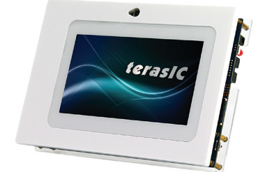 Użyteczny zestaw VEEK-MT2 firmy Terasic o funkcjonalnym układzie programowalnym oraz ekranie dotykowym