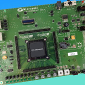 Zestaw ProASIC3 Starter Kit firmy Microsemi zawierający układ programowalny wykonany w technologii Flash