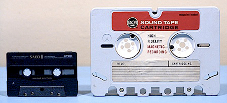 Kaseta audio amerykańskiej firmy RCA, której Lou Ottens nie polubił (w porównaniu z jego wynalazkiem po lewej stronie)