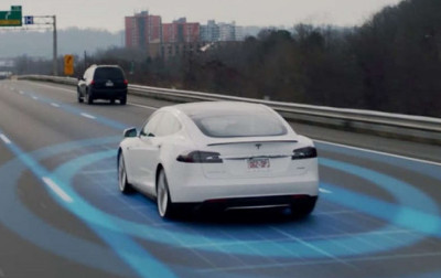 Autopilot samochodów Tesla naiwniejszy niż się zdaje