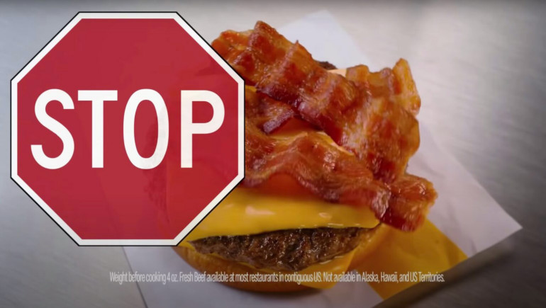 Znak stopu wkomponowany w reklamę burgerów McDonald’s (kadr z tej reklamy)