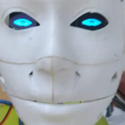 Inteligentny robot do rozpoznawania twarzy