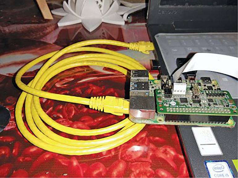 Fotografia 3. Raspberry Pi podłączone do laptopa przez kabel Ethernet