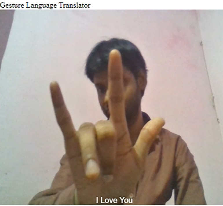 Fotografia 5. Testowanie urządzenia tłumaczącego język migowy