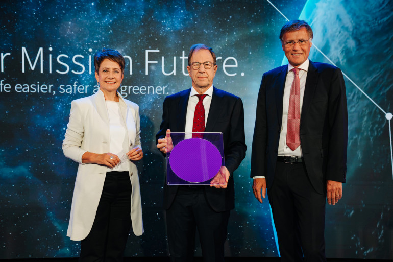 Od lewej: szefowa austriackiego oddziału Infineon Technologies Sabina Herlitschka, prezes firmy Reinchard Ploss i członek zarządu przedsiębiorstwa Jochen Hanebeck