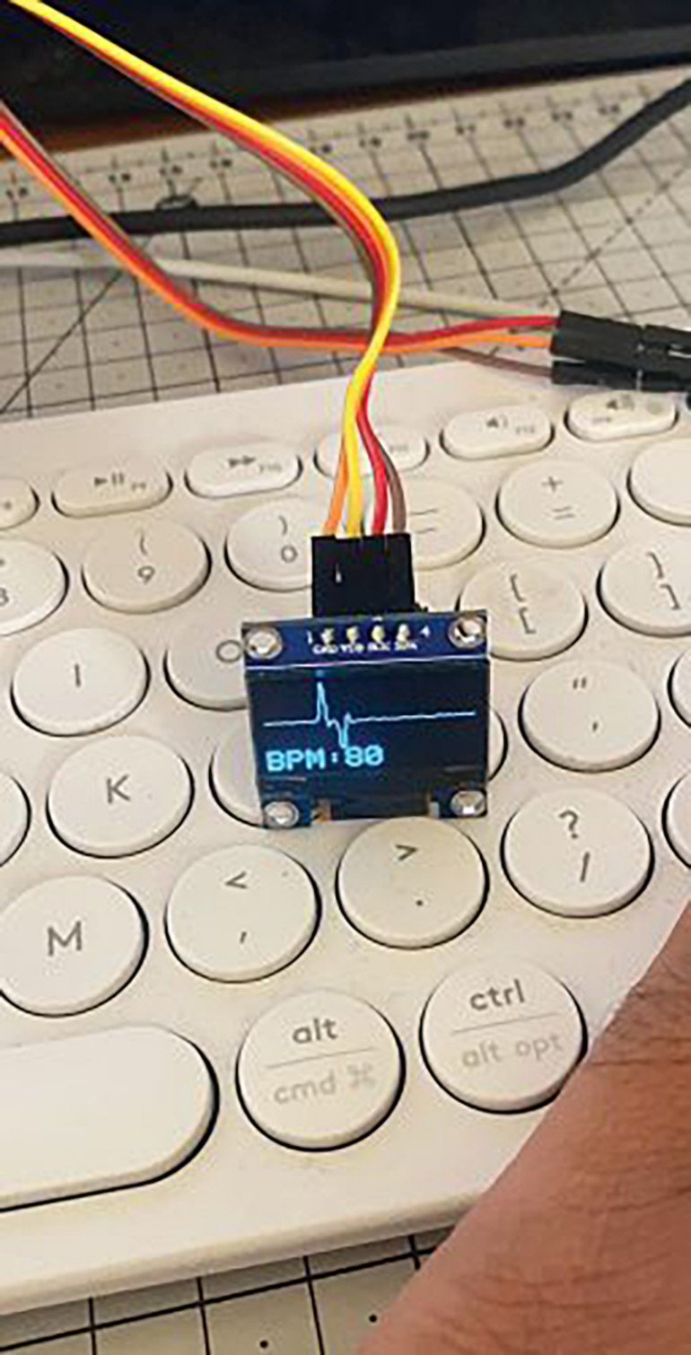 Fotografia 3. Wyjście monitora tętna z danymi cyfrowymi i wykresem liniowym