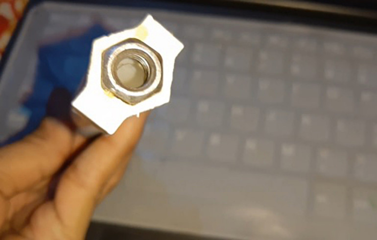 Fotografia 5. Tłok siłownika liniowego z ustawieniem śruby