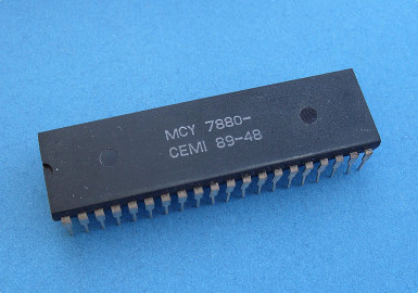 Układ MCY7880 z różnych lat produkcji