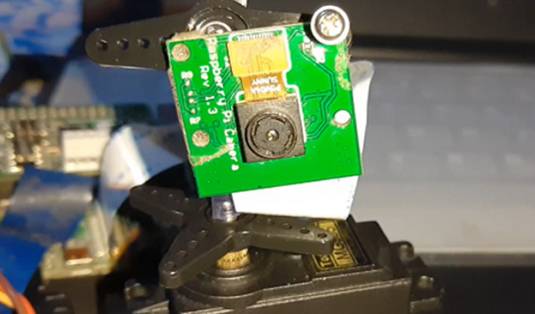 Inteligentna kamera śledząca ruchy twarzy