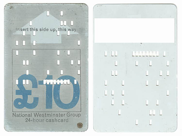 Przykładowa karta bankomatowa przełomu lat sześćdziesiątych i siedemdziesiątych XX wieku będąca niczym innym jak kartą perforowaną