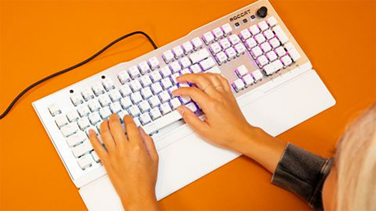 Korzystna długość klawisza spacji pozwalająca wygodnie pisać oburącz na klawiaturze