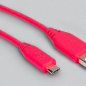 Różowy jak... kabel microUSB produkcji Raspberry Pi Foundation