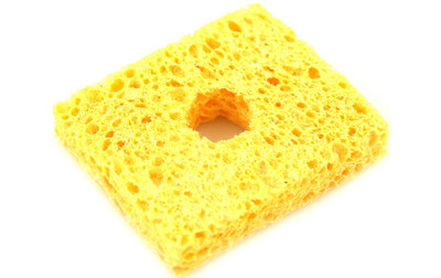 Z prostokątną gąbką firmy Elwik czyszczenie końcówek lutownic jest sprawne i szybkie