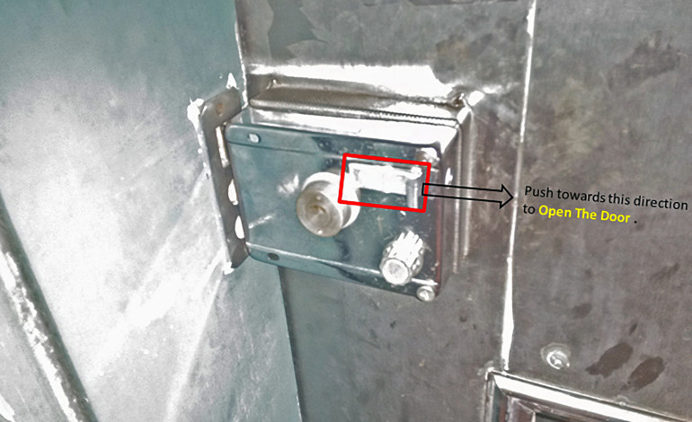 Fotografia 1. Zamek w drzwiach autora projektu. Na czerwono oznaczono zapadkę, która służy do otwierania