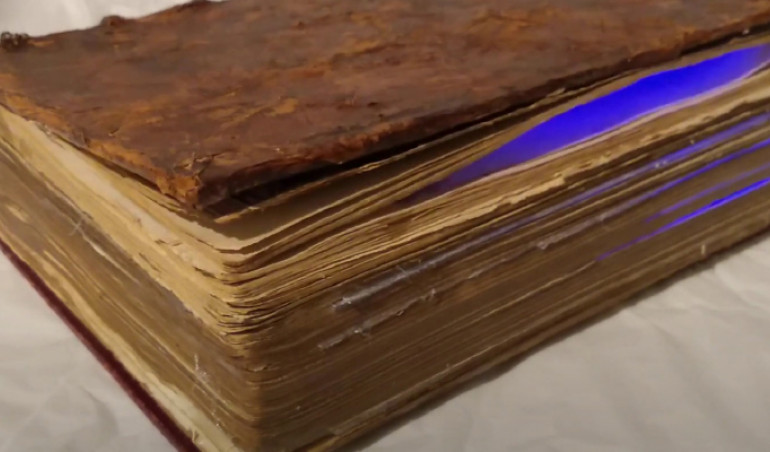 Nawiedzona książka na Halloween