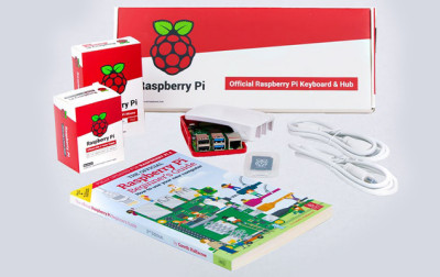 Pomysł na świąteczny prezent: zestaw Raspberry Pi 4 Desktop Kit z jednopłytkowym komputerem Raspberry Pi 4 Model B zawierającym 8 GB pamięci RAM oraz klawiaturą o układzie angielskim EN-GB