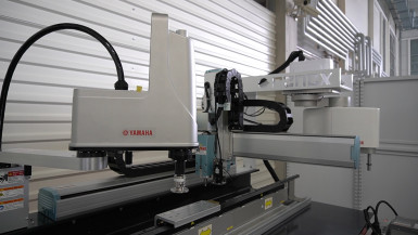 Robot SCARA firmy YAMAHA - wygląd oraz praktyczne zastosowanie