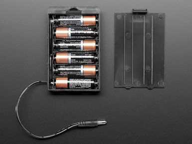 Mieszczący 6 baterii AA koszyczek firmy Pi Hut z wtykiem zasilającym DC 2,1/5,5 mm