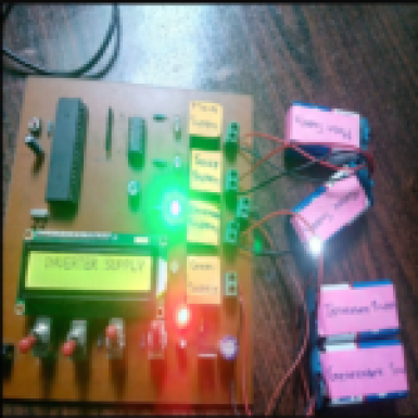 Rysunek 8. Główne zasilanie włączone, nawet jeśli wszystkie źródła zasilania są dostępne