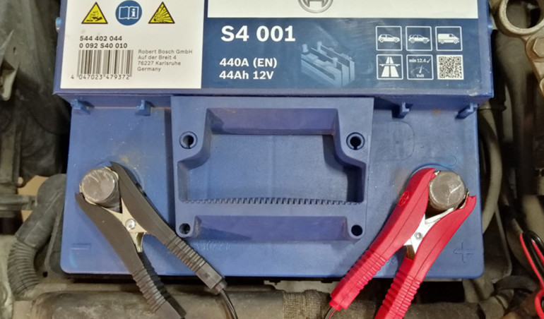 Jak podłączyć prostownik do akumulatora (ładowanie)