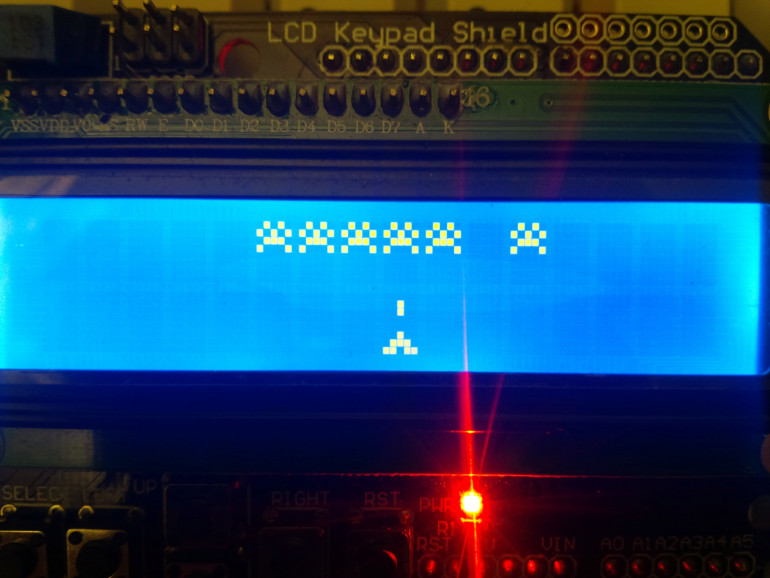 Fotografia 2. Gra „Space Invaders” na wyświetlaczu LCD16x02