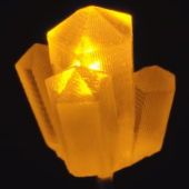 Ręcznie robiona, świecąca na żółto dioda LED «Golden Crystal» firmy dLUX-dLITE