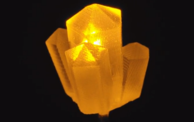 Ręcznie robiona, świecąca na żółto dioda LED «Golden Crystal» firmy Unexpected Labs