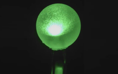 Ręcznie robiona, świecąca na zielono dioda LED «Green Sphere» firmy Unexpected Labs