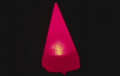 Ręcznie robiona, świecąca na czerwono dioda LED «Spike» firmy Unexpected Labs