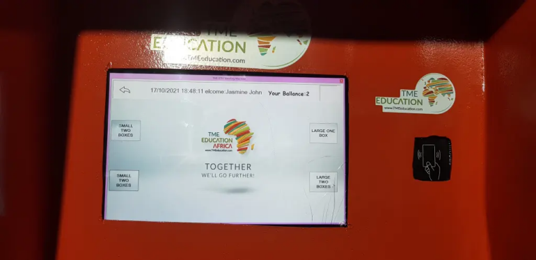 Opracowany przez Jafariego Ndembo automat vendingowy z artykułami higienicznymi dla uczennic szkolnych