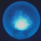 Ręcznie robiona, świecąca na niebiesko dioda LED «Blue Sphere» firmy Unexpected Labs