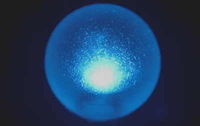 Ręcznie robiona, świecąca na niebiesko dioda LED «Blue Sphere» firmy dLUX-dLITE