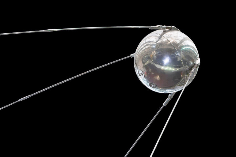 Fotografia 1. Replika radzieckiego Sputnika 1 – pierwszego sztucznego satelity Ziemi (https://t.ly/EbKk)