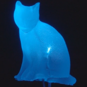 Ręcznie robiona, świecąca na niebiesko dioda LED «Blue Kitty» firmy Unexpected Labs