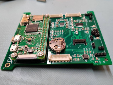 Komputer Raspberry Pi Zero W umieszczony na płytce PCB przeznaczonej dla satelity GASPACS