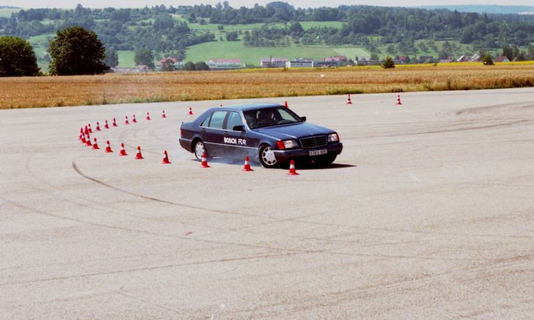 Samochód z systemem ESP w akcji