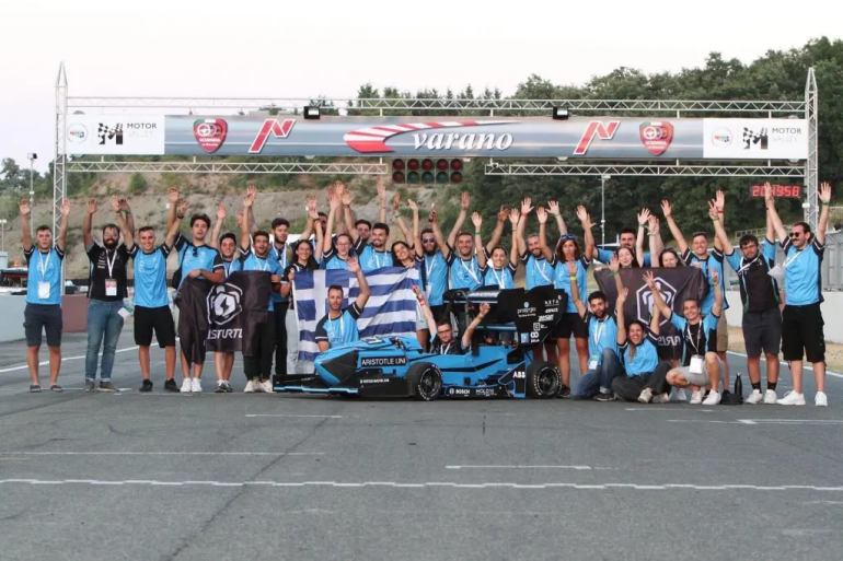 Studencki zespół Aristurtle uczestniczący w wyścigach bolidów elektrycznych