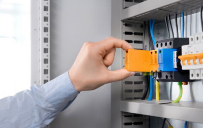 Skuteczne w działaniu ograniczniki przepięć VARITECTOR PU AC IoT firmy Weidmüller