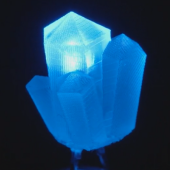Ręcznie robiona, świecąca na niebiesko dioda LED «Blue Crystal» firmy Unexpected Labs