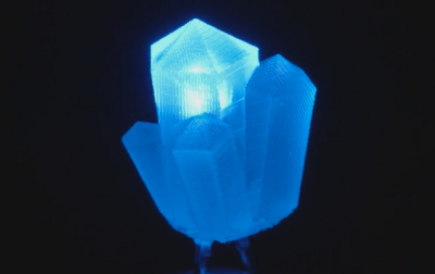 Ręcznie robiona, świecąca na niebiesko dioda LED «Blue Crystal» firmy Unexpected Labs