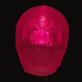 Ręcznie robiona, świecąca na czerwono dioda LED «Red Skull» firmy Unexpected Labs