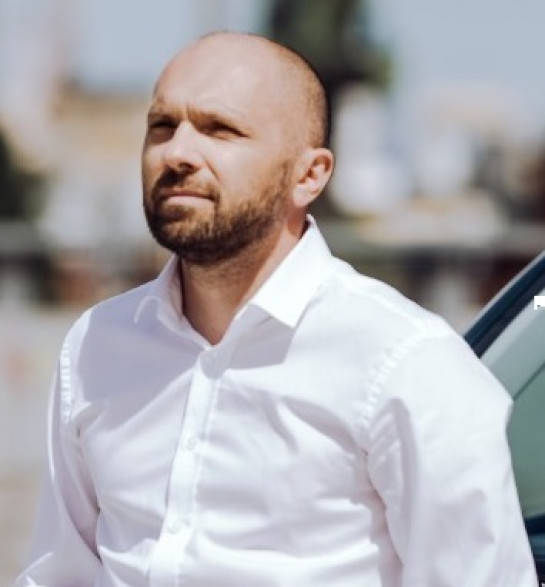 Pan Grzegorz Kopyść - inżynier sprzedaży i ekspert ds. efektywności energetycznej w biznesie systemów napędowych ABB w Polsce